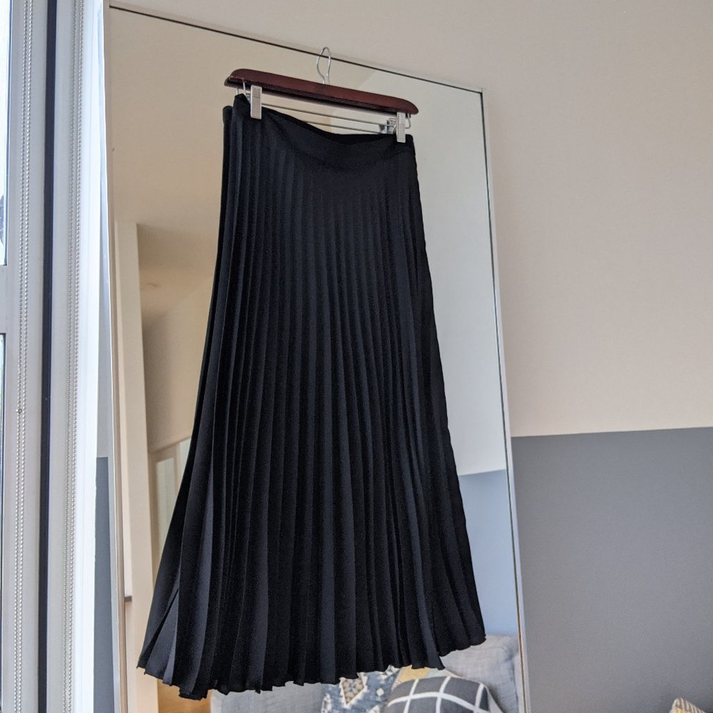 ZARA skirt || black silky pleated midi